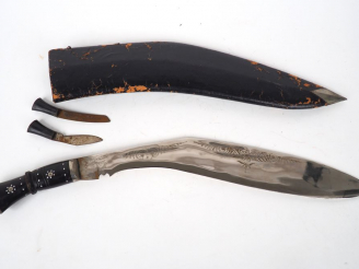 Vente aux enchères Grand Kruki népalais, lame nickelée gravée au point, dans son fourreau