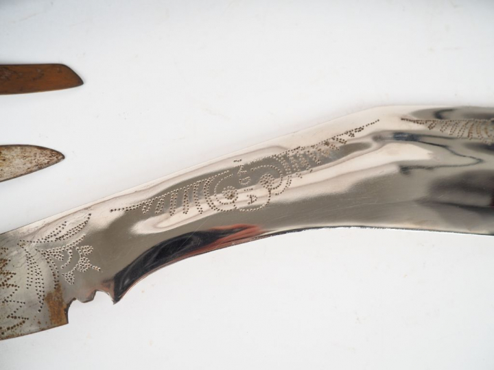 Grand Kruki népalais, lame nickelée gravée au point, dans son fourreau