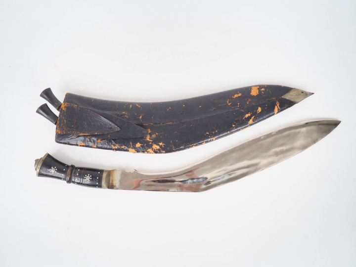 Grand Kruki népalais, lame nickelée gravée au point, dans son fourreau