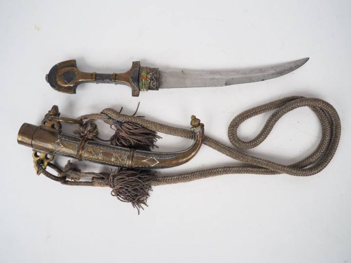 Poignard Marocain Koumia dans son fourreau habillé d’une feuille d’arg