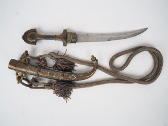 Vente aux enchères Poignard Marocain Koumia dans son fourreau habillé d’une feuille d’arg