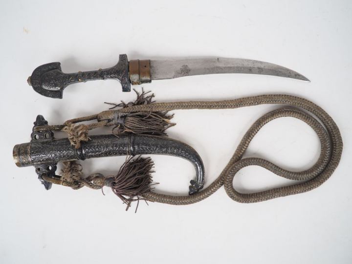 Poignard Marocain Koumia dans son fourreau habillé d’une feuille d’arg