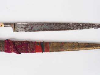 Vente aux enchères Grand couteau (Kard Afganistan ?), lame droite à flans plats, dos élar