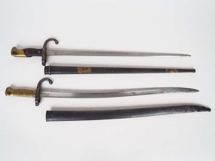 Lot de 2 baïonnettes réglementaires françaises, on y trouve une baïonn