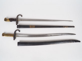 Vente aux enchères Lot de 2 baïonnettes réglementaires françaises, on y trouve une baïonn