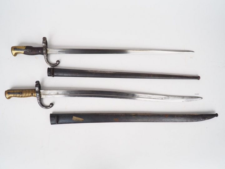 Lot de 2 baïonnettes réglementaires françaises, on y trouve une baïonn