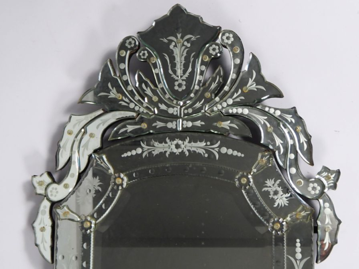 Miroir en verre de Venise.  Dim. 140 x 76 cm.
