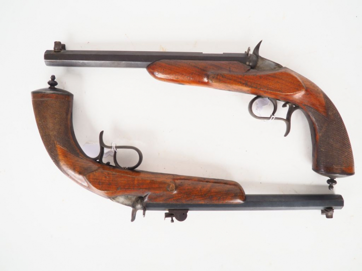 Belle paire de pistolets de tir à coffre système Flobert. Canons octog