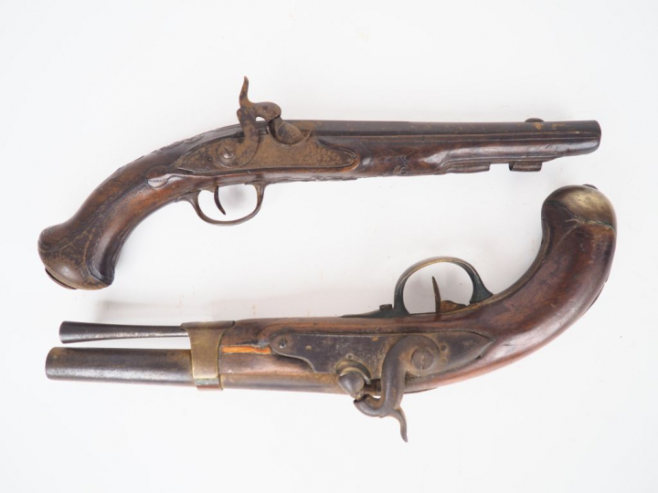 Lot de deux pistolets primitivement à silex transformés à percussion d