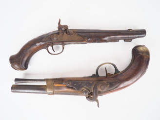 Vente aux enchères Lot de deux pistolets primitivement à silex transformés à percussion d
