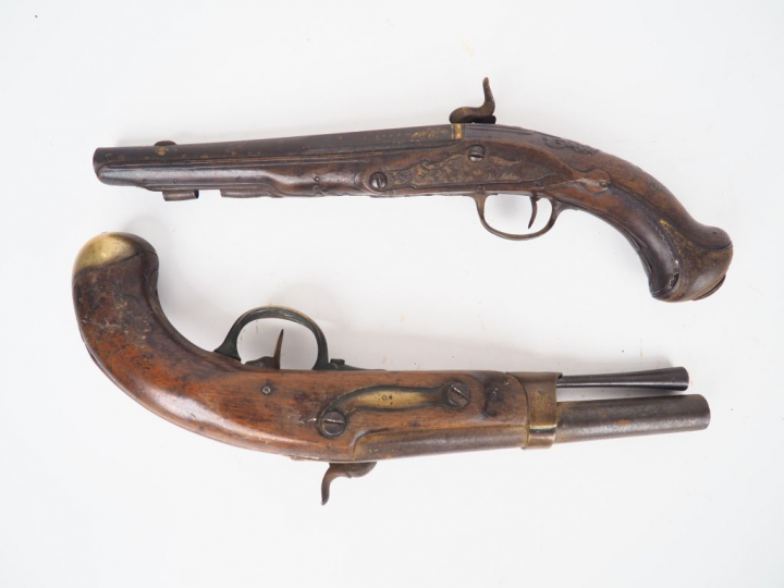 Lot de deux pistolets primitivement à silex transformés à percussion d