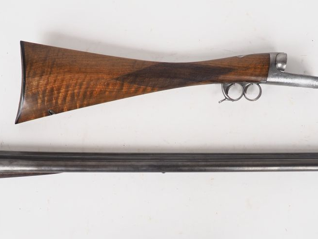 Valise en chêne montée à la française sur un lit de velours violine co