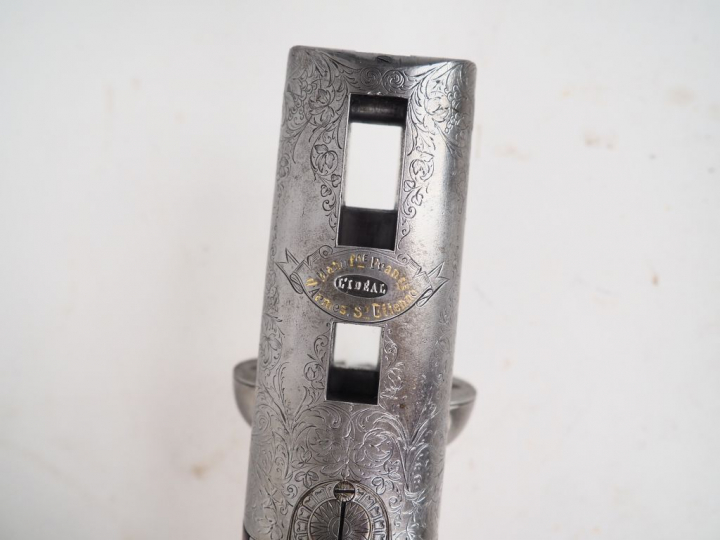 Valise en chêne montée à la française sur un lit de velours violine co