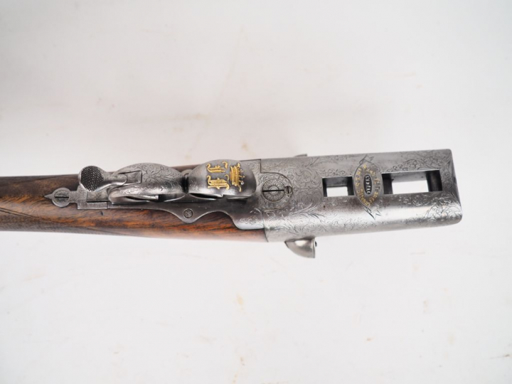 Valise en chêne montée à la française sur un lit de velours violine co