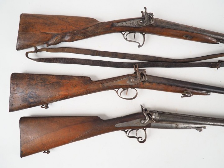 Lot de 3 fusils de chasse anciens juxtaposés : deux fusils à percussio