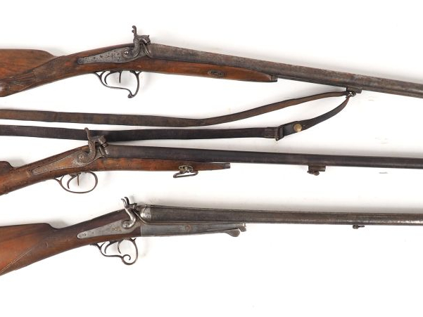 Lot de 3 fusils de chasse anciens juxtaposés : deux fusils à percussio