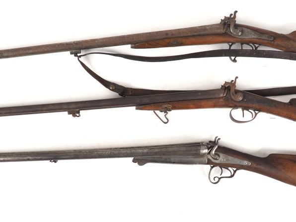 Lot de 3 fusils de chasse anciens juxtaposés : deux fusils à percussio