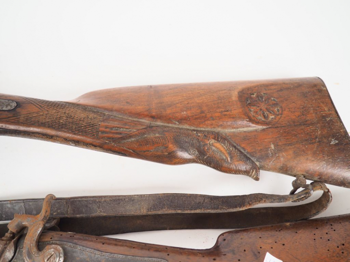 Lot de 3 fusils de chasse anciens juxtaposés : deux fusils à percussio