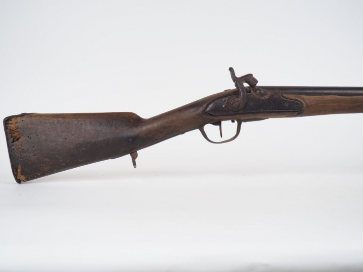 Mousqueton d’artillerie composite à silex transformé postérieurement a