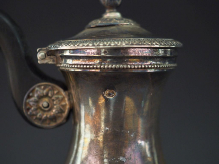 Petite verseuse fin XVIIIème - début XIXème en argent, poinçon au Coq,