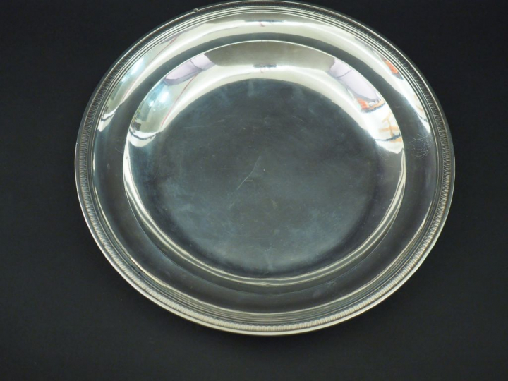 Plat rond creux Restauration en argent, poinçon Vieillard, à décor d'u