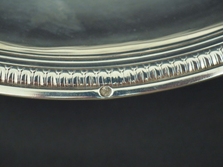 Plat rond creux Restauration en argent, poinçon Vieillard, à décor d'u