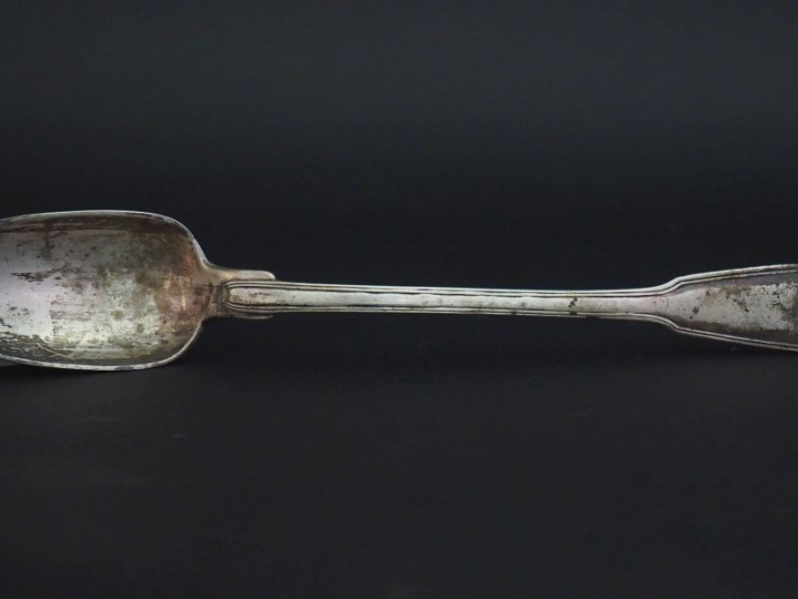 Grande cuillère à ragoût XVIIIème en argent, modèle à filet. Armoriée.