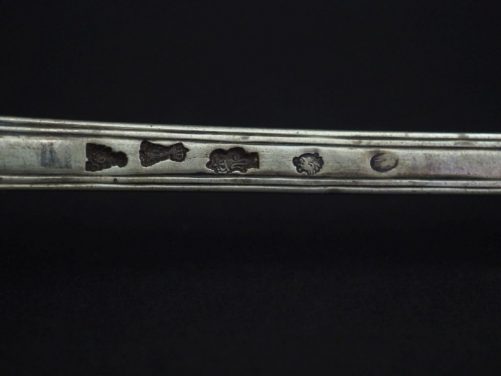 Grande cuillère à ragoût XVIIIème en argent, modèle à filet. Armoriée.