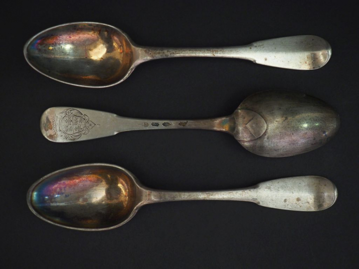 Suite de trois cuillères XVIIIème en argent. Armoriées.  Poids. 249 g 