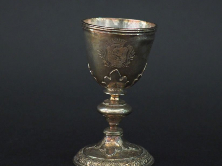 	Coquetier XVIIIème en argent, à décor d'armoiries, de feuillage et de