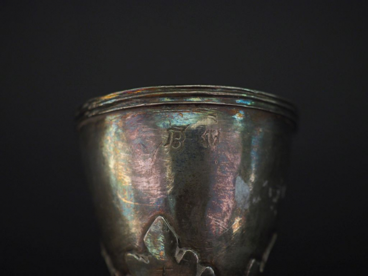 	Coquetier XVIIIème en argent, à décor d'armoiries, de feuillage et de