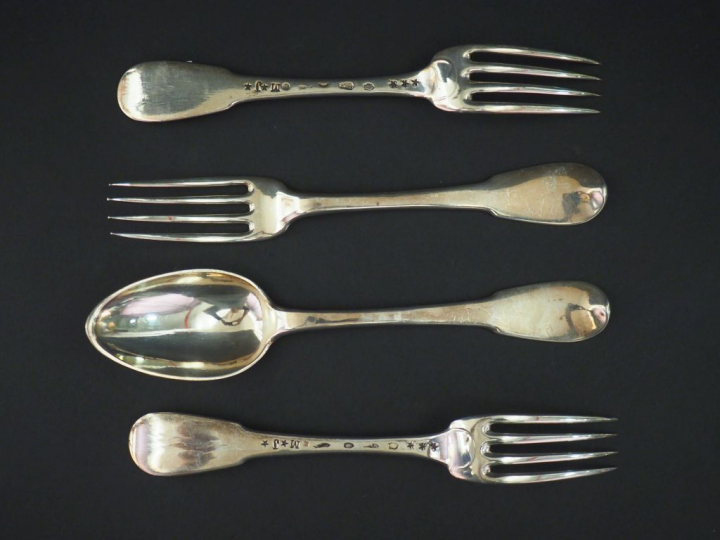 Un couvert et deux fourchettes XVIIIème en argent, modèle uniplat. Mon