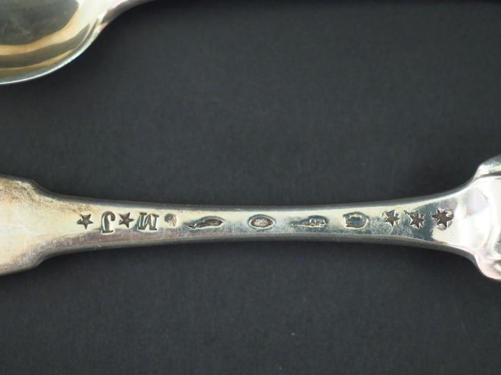 Un couvert et deux fourchettes XVIIIème en argent, modèle uniplat. Mon