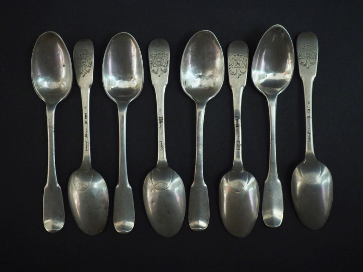 Suite de huit petites cuillères XVIIIème en argent, modèle uniplat. Ar