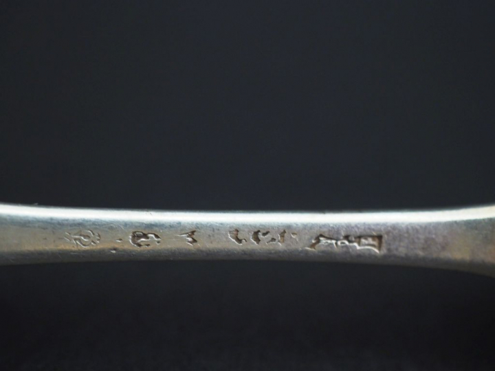 Suite de huit petites cuillères XVIIIème en argent, modèle uniplat. Ar