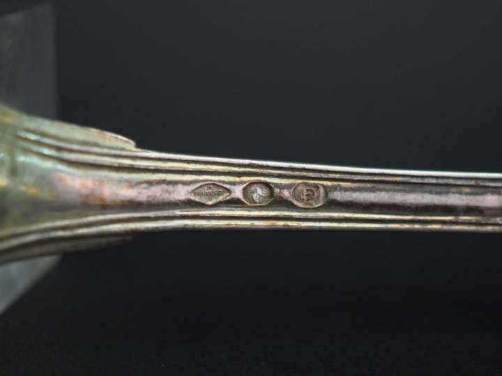 Cuillère à servir en argent, poinçon au Coq, modèle à filet. Monogramm