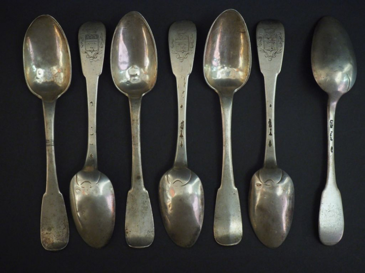 Suite de six grandes cuillères XVIIIème en argent, modèle uniplat. Arm