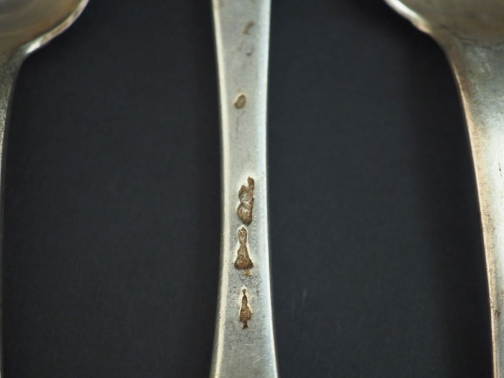 Suite de six grandes cuillères XVIIIème en argent, modèle uniplat. Arm