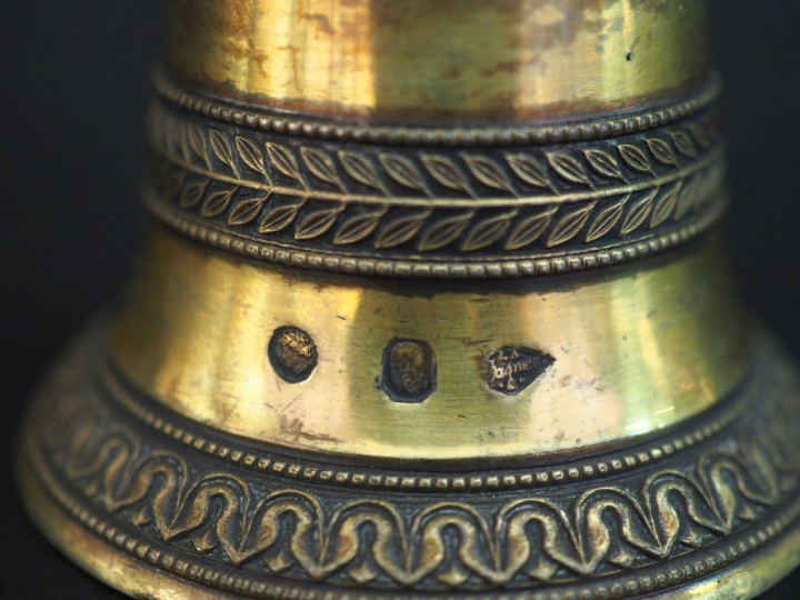 Clochette de table Restauration en argent et vermeil 950, poinçon Viei