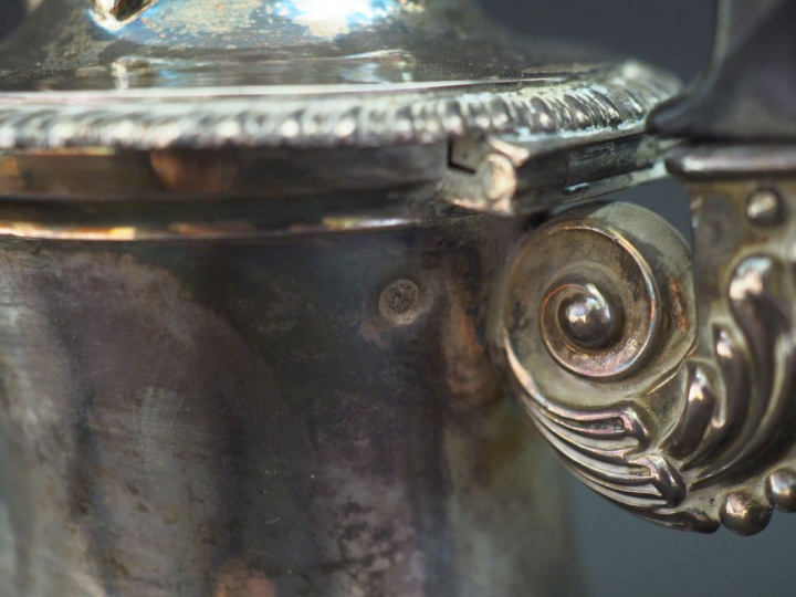 Théière tripode Restauration de style Louis XV en argent, poinçon Viei