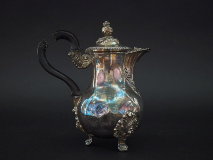 Théière tripode Restauration de style Louis XV en argent, poinçon Viei