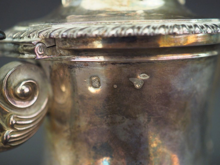 Théière tripode Restauration de style Louis XV en argent, poinçon Viei