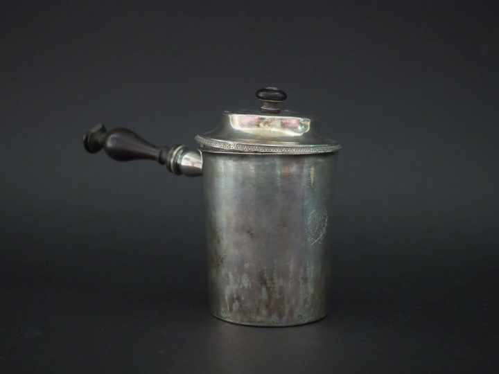 Verseuse Restauration en argent lisse, poinçon Vieillard. Manche latér