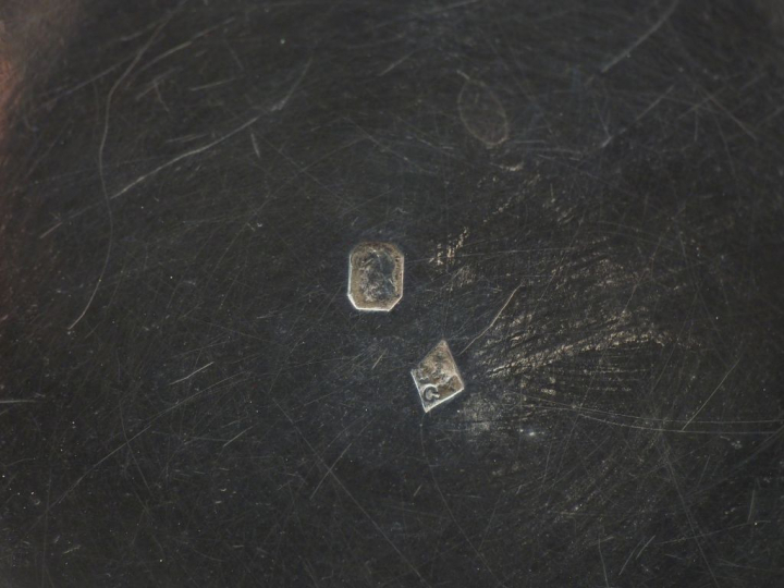 Verseuse Restauration en argent lisse, poinçon Vieillard. Manche latér