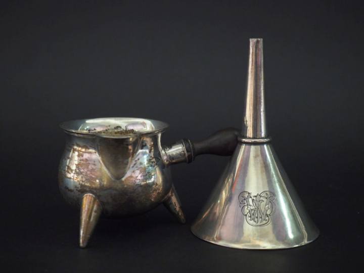 Ensemble comprenant :  - un entonnoir Restauration en argent, poinçon 