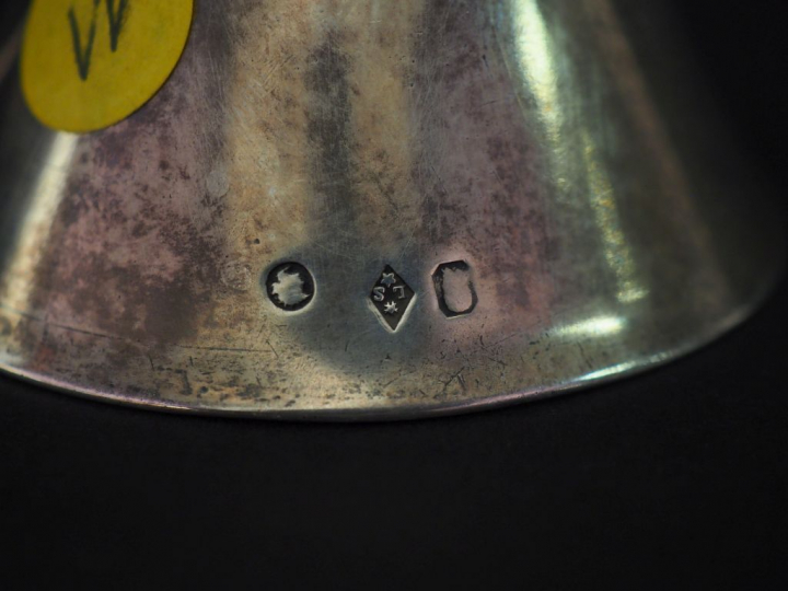 Ensemble comprenant :  - un entonnoir Restauration en argent, poinçon 