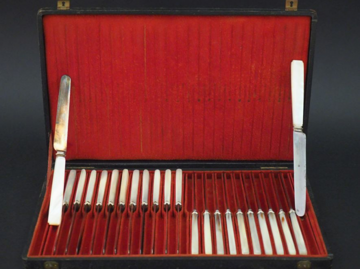 Suite de douze couteaux à fromage Restauration, lame argent, poinçon V