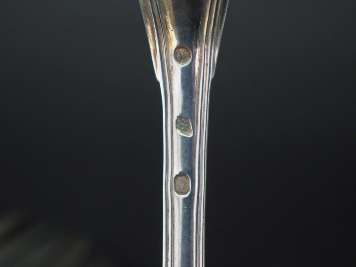 Partie de ménagère en argent 925, modèle à filet monogrammé. Comprenan