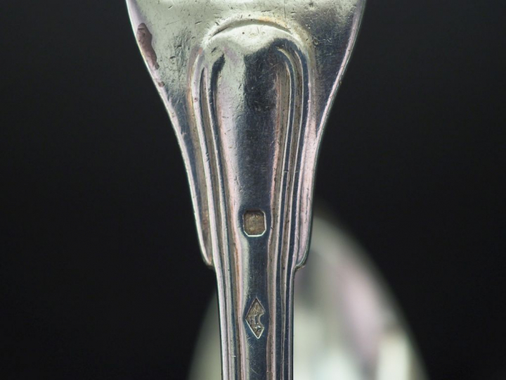 Partie de ménagère en argent 925, modèle à filet monogrammé. Comprenan