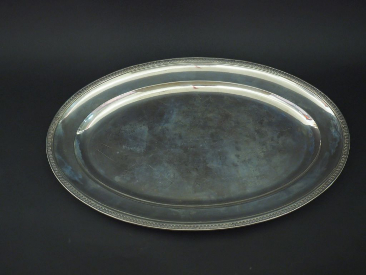 Grand plat ovale en argent 925, poinçon Minerve, à décor d'une frise d